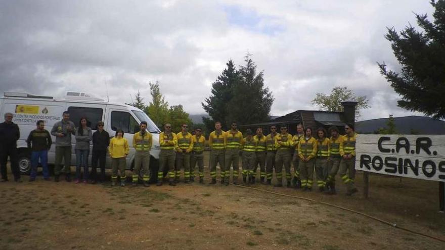 Trabajadores de la base de Rosinos de la Requejada.