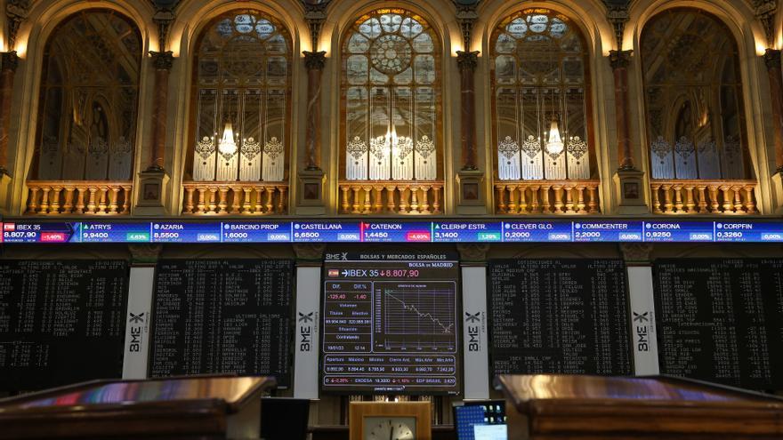 Paneles del Ibex 35 en el Palacio de la Bolsa de Madrid.