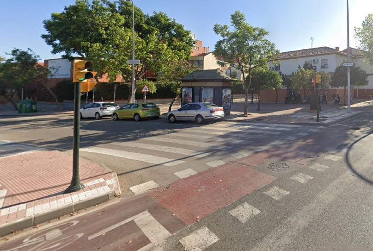 El cruce de la calle Virgen de la Esperanza con la avenida Cardenal Herrera Oria, en Carranque.