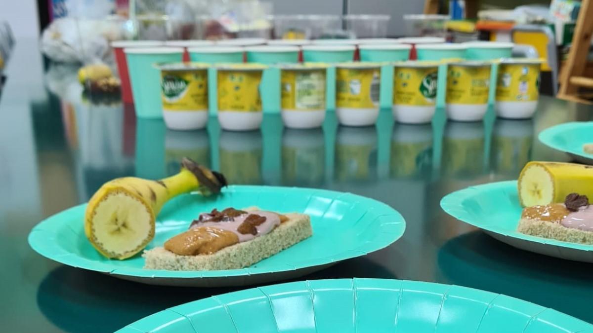 Los escolares podrán elegir entre tres mini desayunos como los de la imagen.