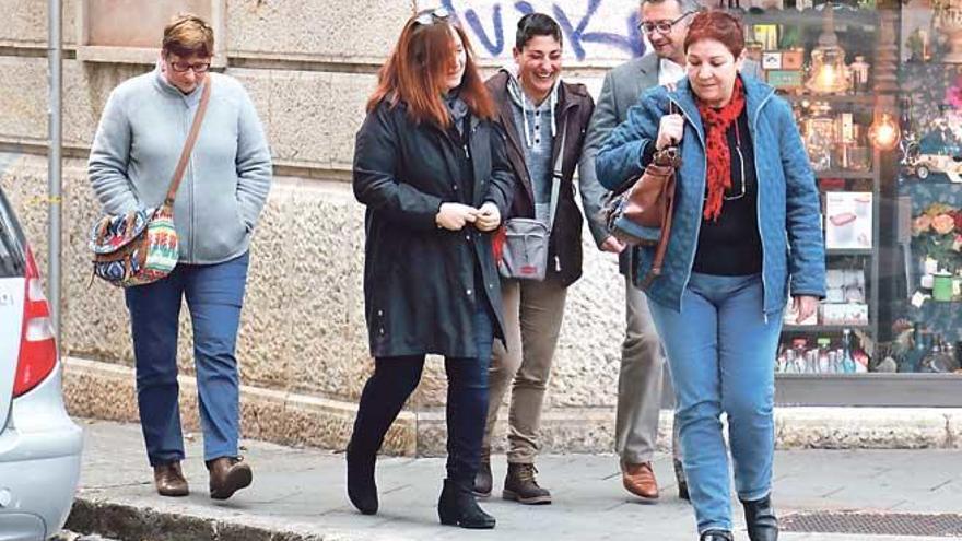 La policía local investigada (vestida de negro) llegó al juzgado con Estarellas y varias compañeras.