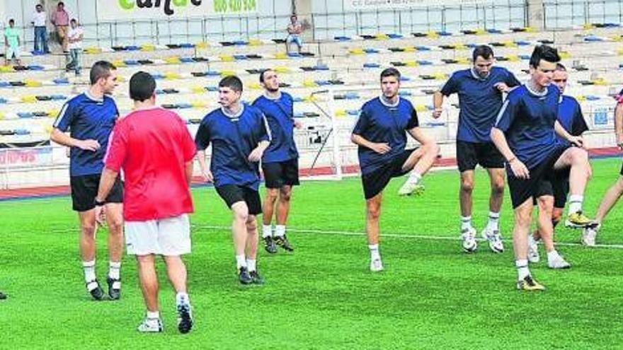 Damián, segundo por la derecha, durante un entrenamiento en el Hermanos Antuña.