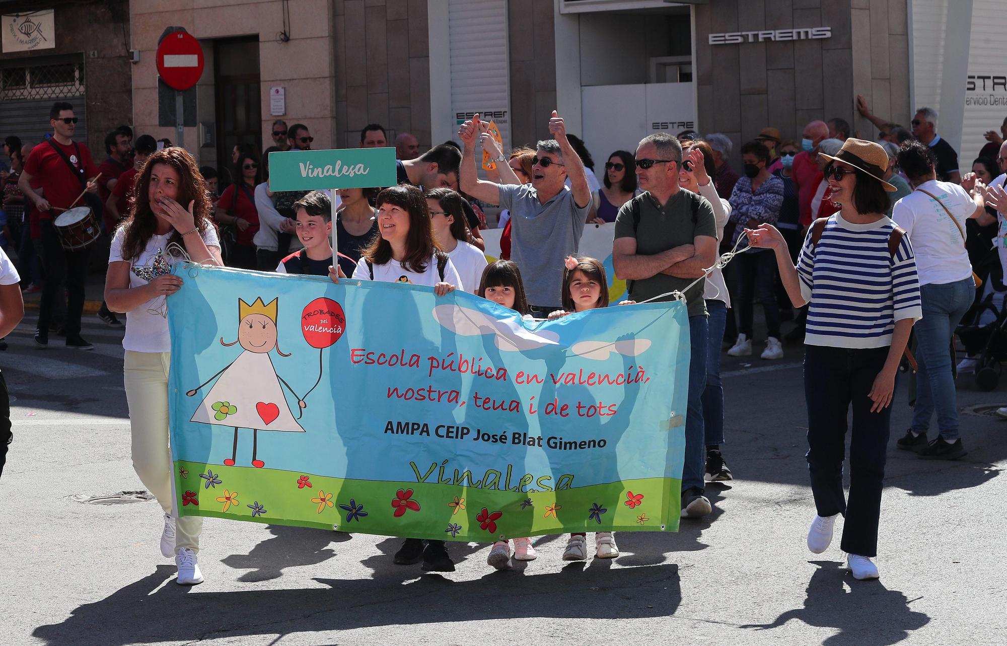 Miles de niños y sus familias viven la fiesta por la lengua en les trobades de Rafelbunyol y Almenara