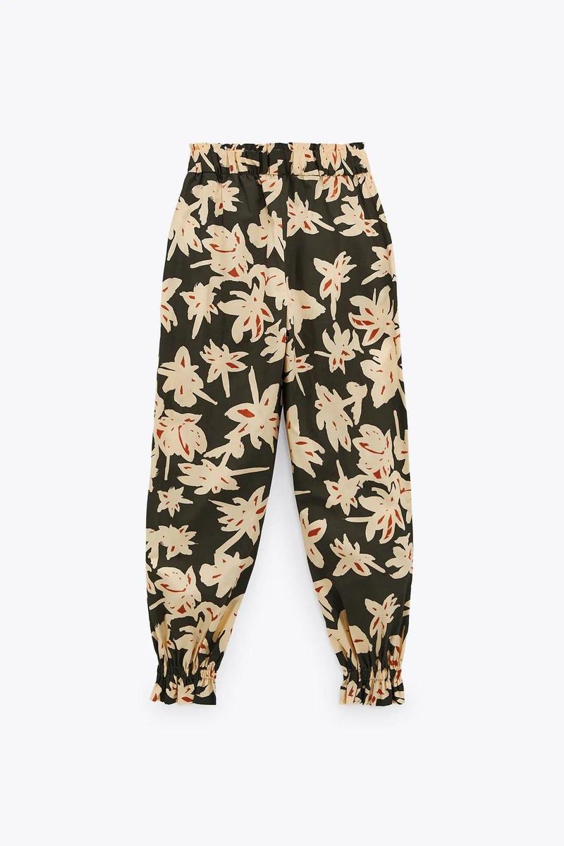 Pantalón estampado con bajo acabado en elástico, de Zara (29,95 euros)