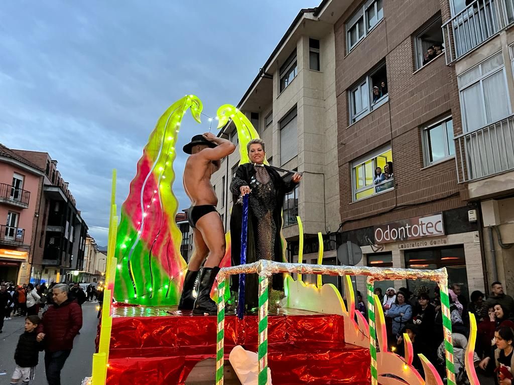 La locura del carnaval llena Posada de Llanes: así fue el multitudinario desfile