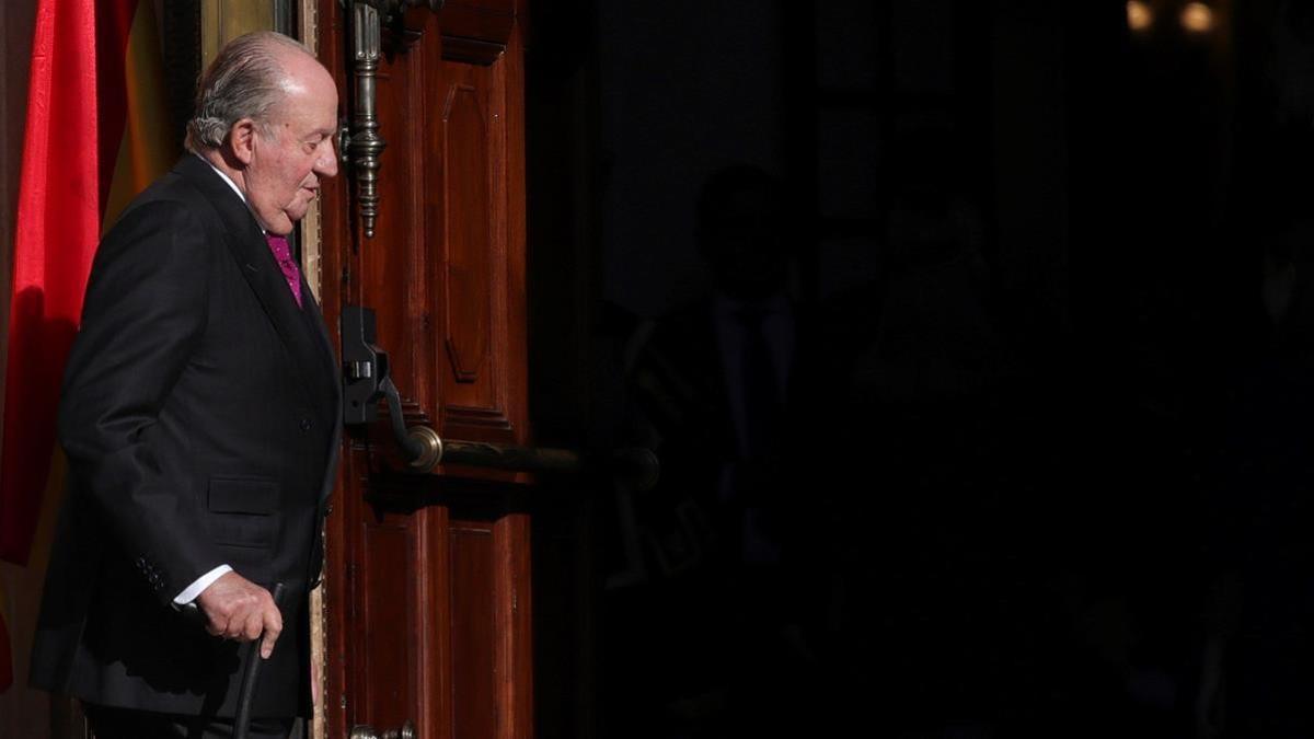 GRAF2556  MADRID  06 12 2018 - El Rey emerito Juan Carlos I  en el exterior del Congreso de los Diputados  en el que se celebra esta manana la solemne conmemoracion del 40 aniversario de la Constitucion  un 6 de diciembre en que coinciden  de forma excepcional  el actual jefe del Estado con el anterior monarca y la heredera de la Corona - EFE JuanJo Martin