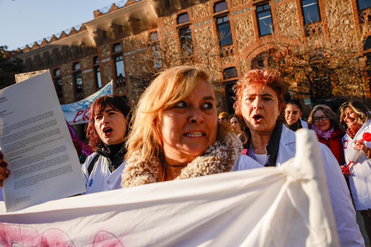 Continúa la concentración de Infermeres de Catalunya para reclamar mejoras laborales