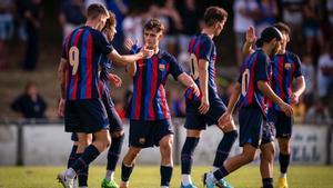 Los jugadores del filial azulgrana celebran uno de sus goles contra el Tona