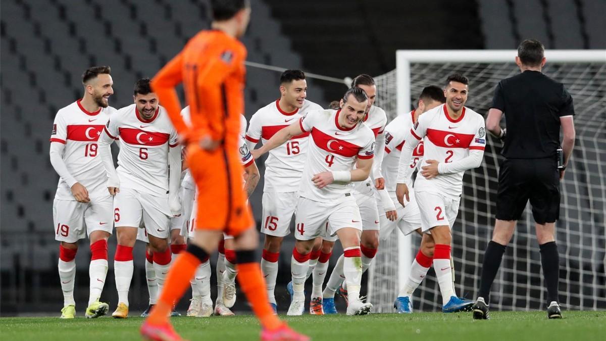 Los jugadores de Turquía celebran uno de los goles ante los Países Bajos