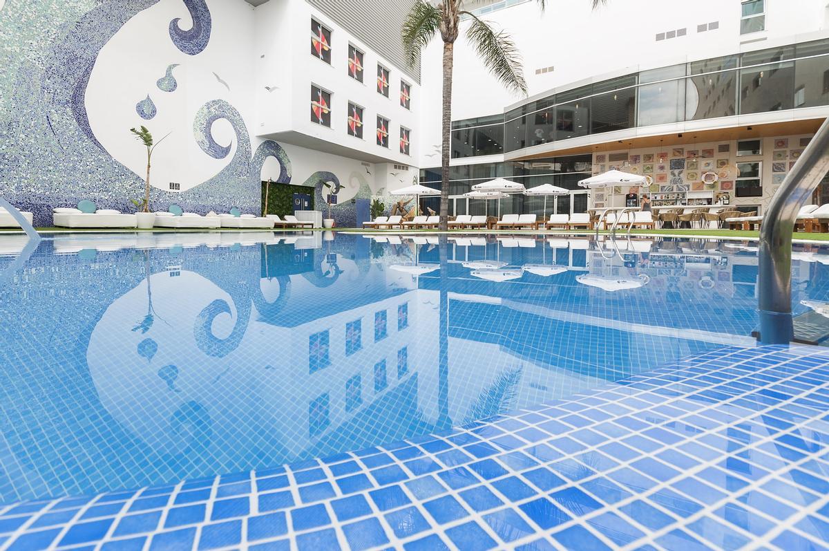 Piscina del complejo hotelero VS Gandia Palace, en la playa de Gandia.