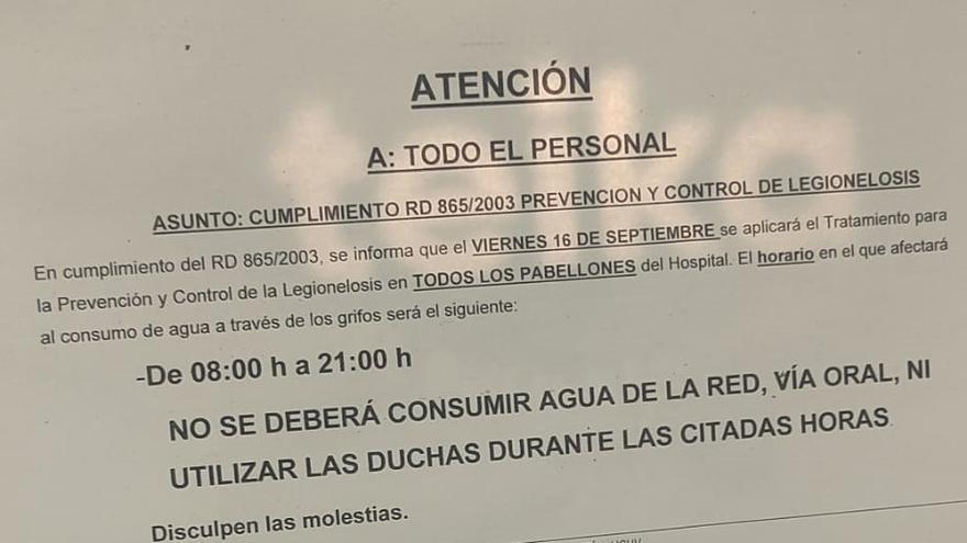 El centro colgó ayer carteles hasta en las máquinas de café para informar del cierre de grifos.