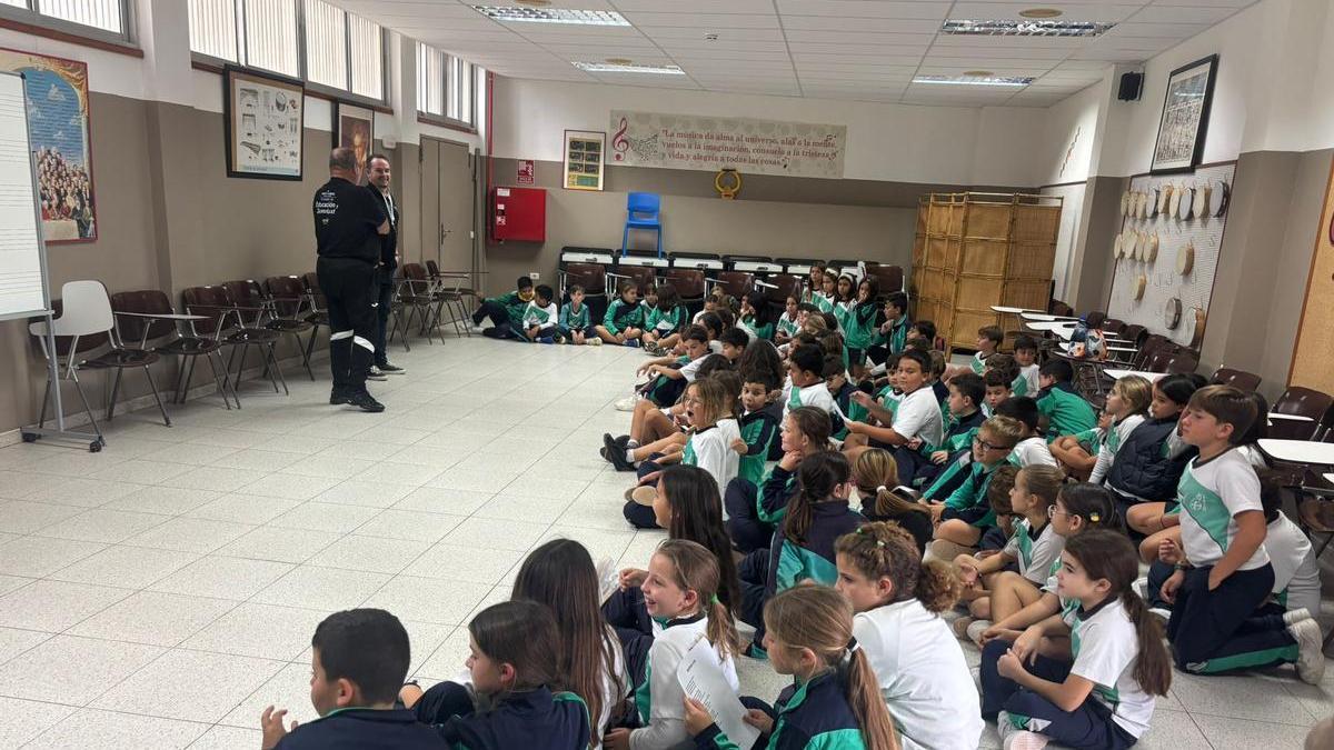 El director musical de Diablos Locos imparte un taller de música en uno de los colegios de EduCarnaval.