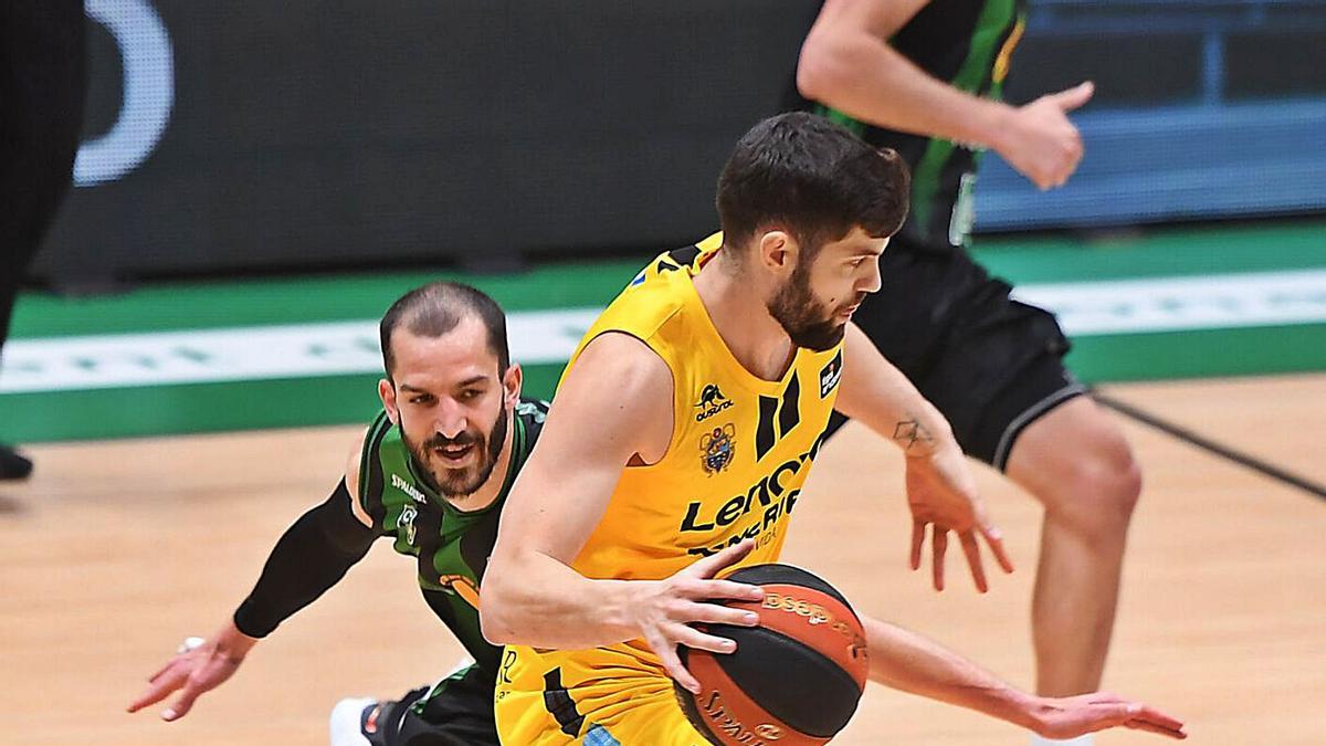 Yusta trata de dejar atrás a Pau Ribas en una acción del partido de este sábado.