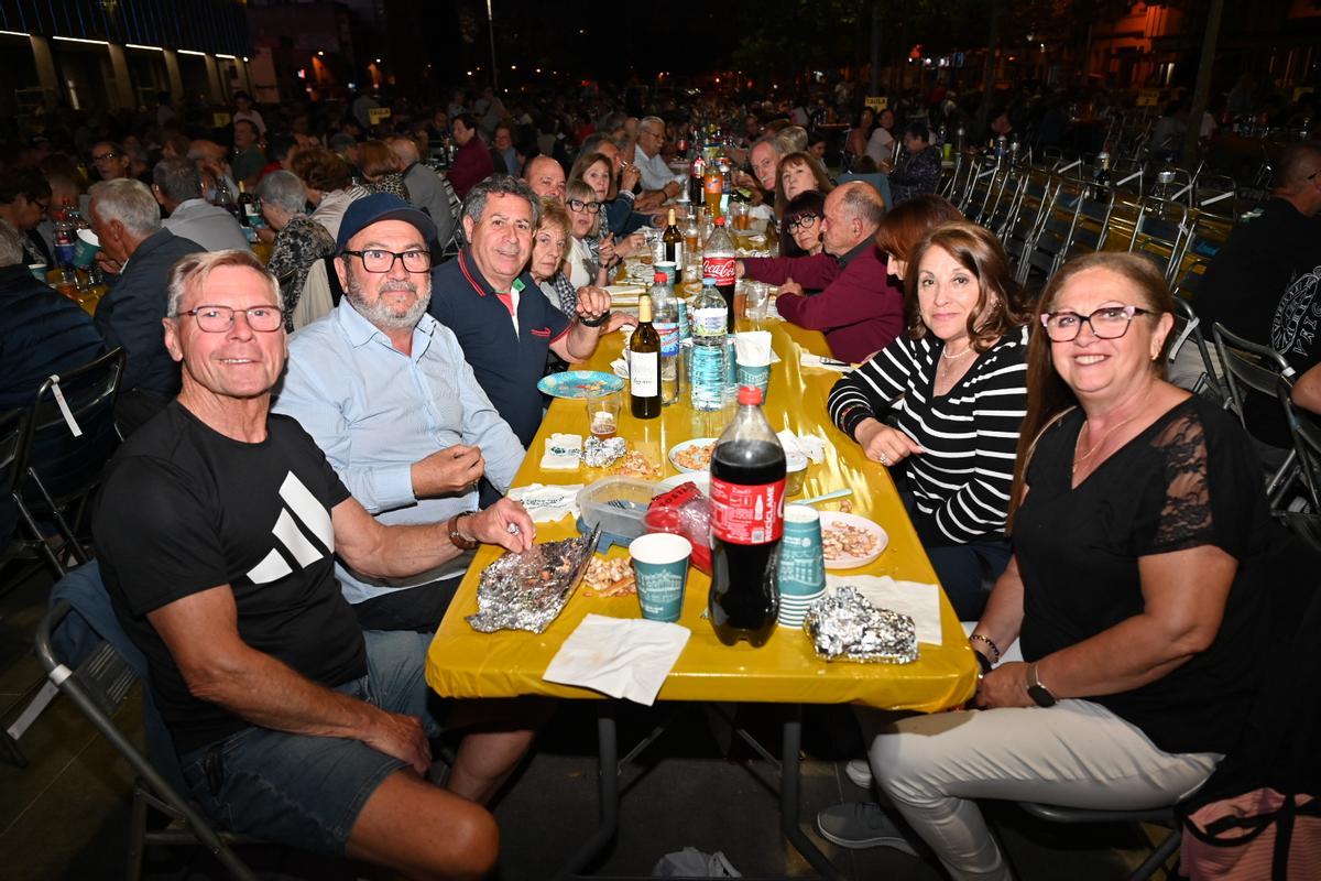 Fotogalería I La plaza del Estadio de la Cerámica, a rebosar en la macrocena de veinos de Sant Pasqual Fotogalería I La plaza del Estadio de la Cerámica, a rebosar en la macrocena de veinos de Sant Pasqual