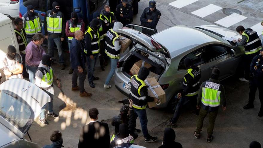 Agentes registran un coche en la incineradora de de Sant Adrià.