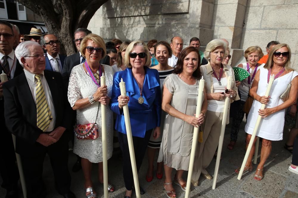 Miles de fieles acompañan a la imagen del nazareno en la tradicional procesión por el centro de la ciudad con principio y final en la Colegiata.