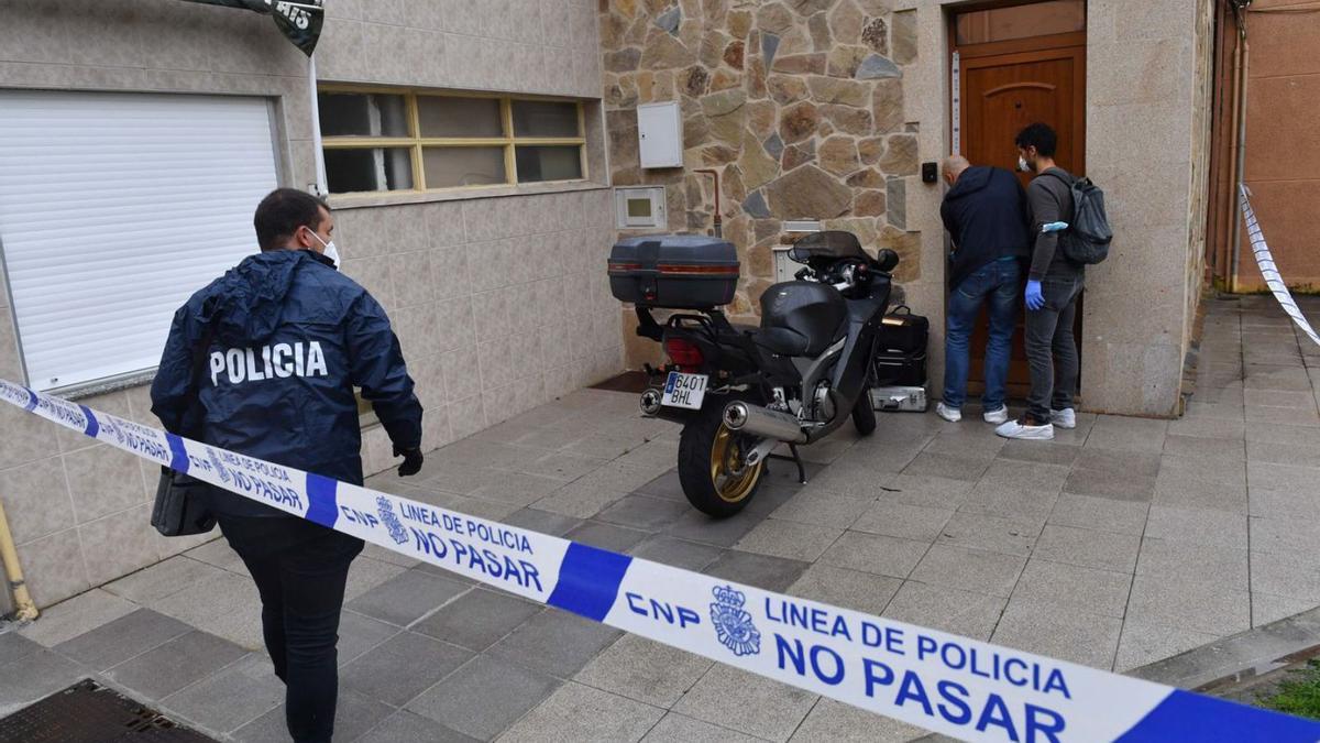 Agentes de la policía científica, ante la vivienda de la víctima del crimen del Barrio de las Flores. |   // V. ECHAVE