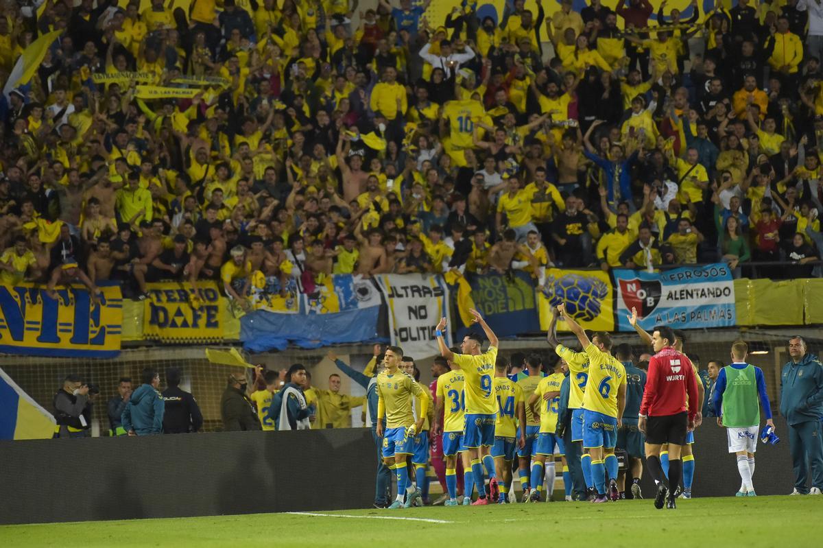 La comunión entre la grada del Gran Canaria y el equipo, tras tumbar al Oviedo y regresar a los puestos de playoff.