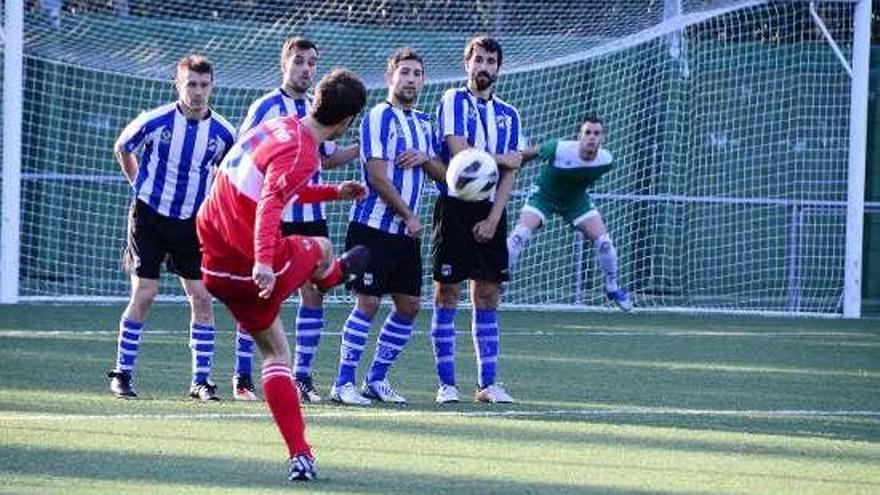 Un jugador del Gran Peña se dispone a sacar una falta. // G.N.