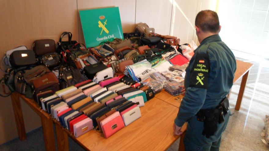 La Guardia Civil se incauta de una partida de bolsos y ropa falsificada en Ponte Caldelas