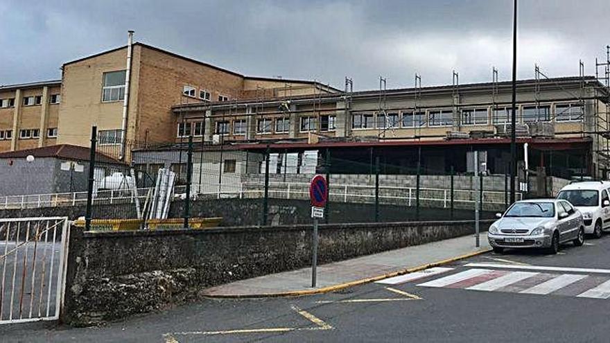 Vista de las obras en el colegio Vicente Otero Valcárcel, en Carral.