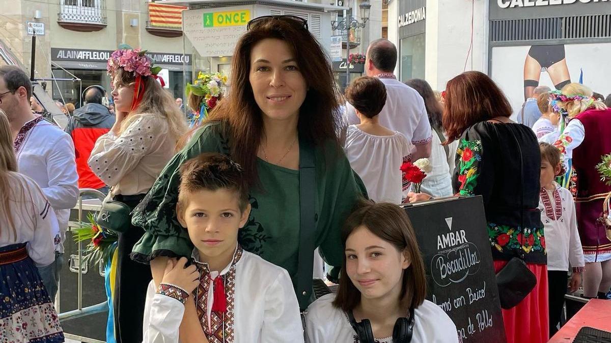 Nathasa junto a sus hijos en la calle Alfonso I, en Zaragoza.