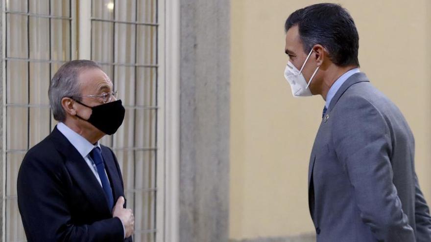 Pedro Sánchez junto a Florentino Pérez, presidente de ACS.