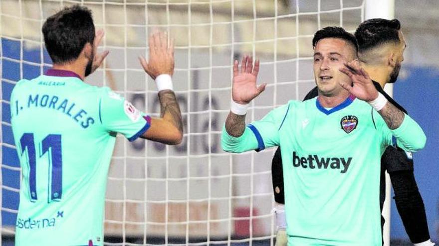 Morales y Sergio León celebran un gol marcado frente al Racing de Murcia. | EFE