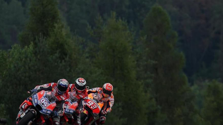 ‘Dovi’ se impone a Lorenzo y a un Márquez calculador