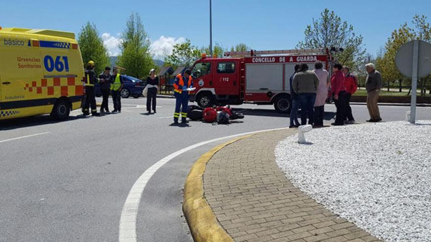 Un motorista resulta herido tras colisionar contra un turismo en O Rosal