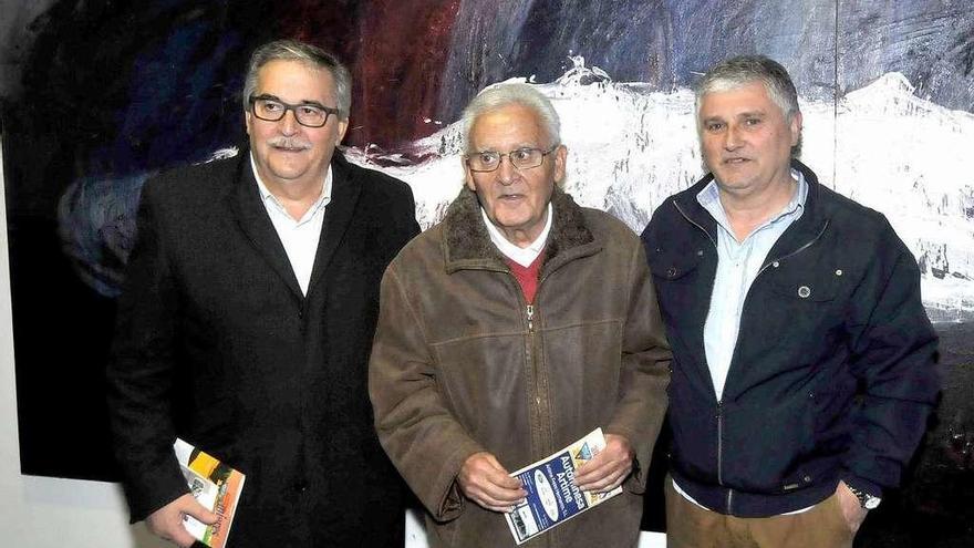 Aníbal Vázquez, Agustín Casado (primer presidente de la entidad) y Marcelino Estrada, actual presidente, ayer, en el auditorio de la Casa de Cultura.