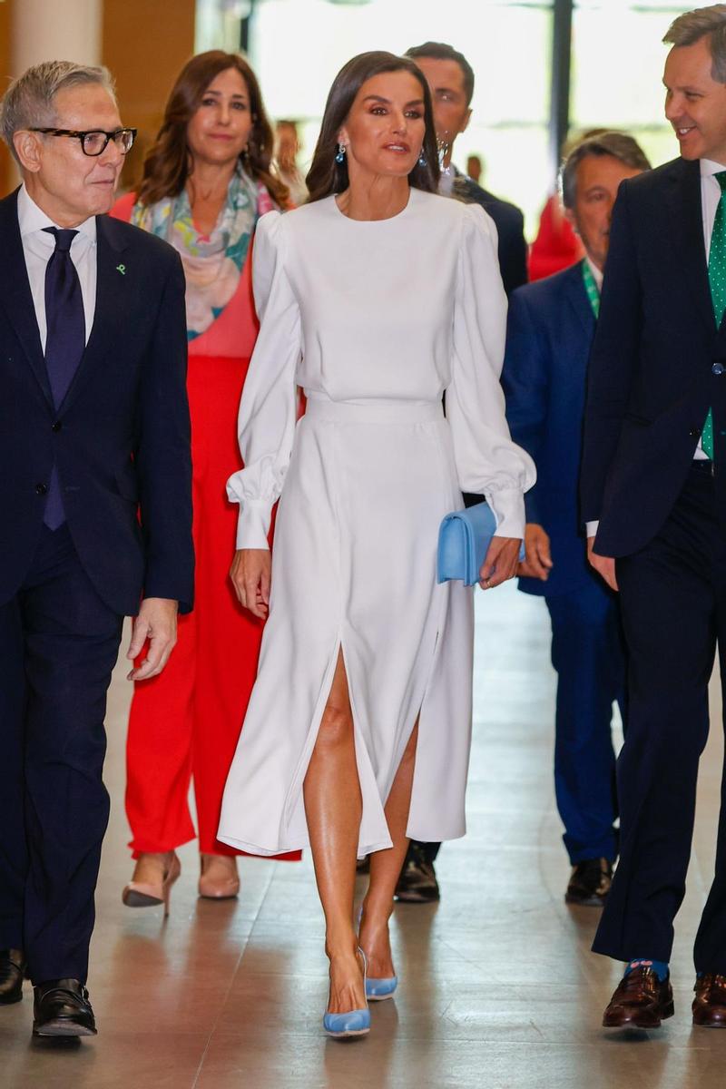 La reina Letizia en el acto 'Tabaco o salud' con un vestido blanco