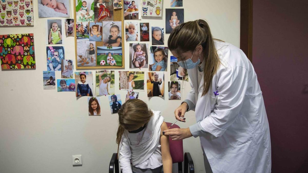 Niños y niñas se vacunan en Huesca