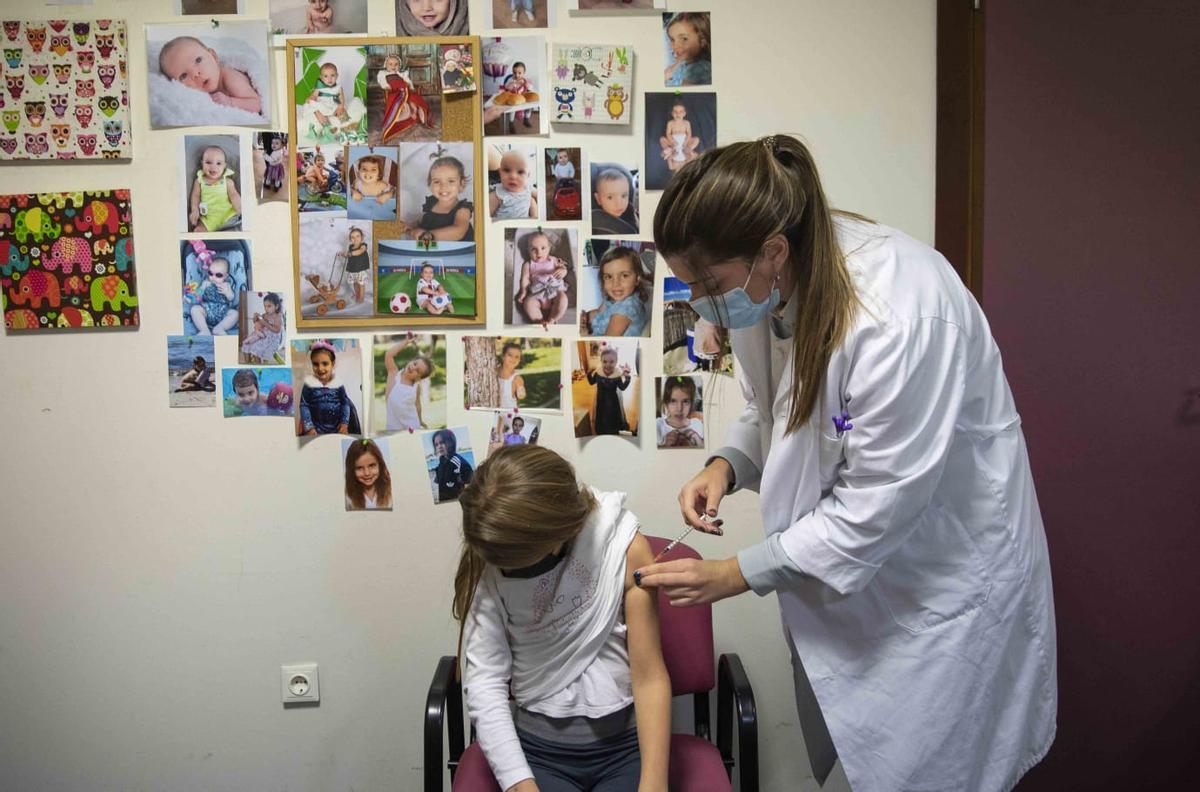 Niños y niñas se vacunan en Huesca