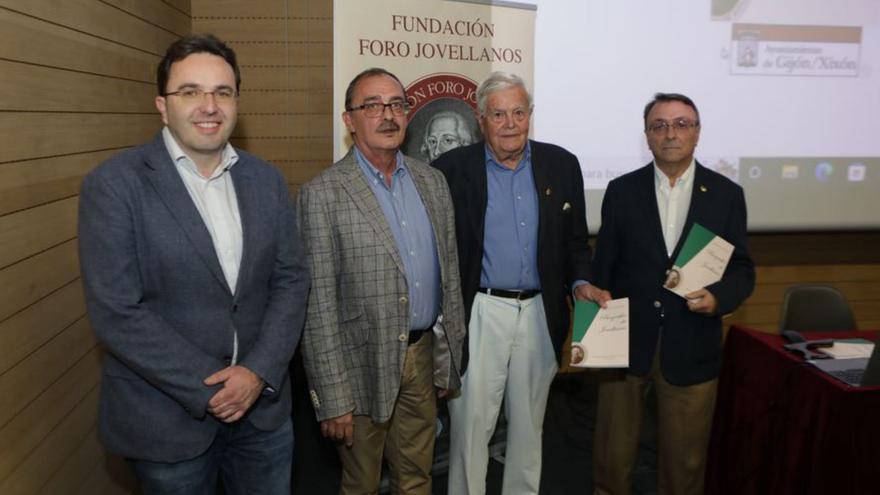 Por la izquierda, Manuel Vallina, Juan Carlos Busto, Ignacio García-Arango y Orlando Moratinos, ayer, durante la presentación de la obra. | |  J. PLAZA