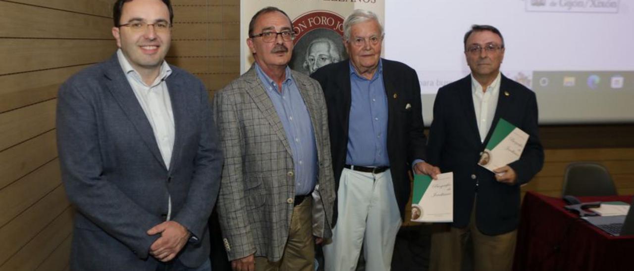 Pela izquierda, Manuel Vallina, Juan Carlos Busto, Ignacio García-Arango y Orlando Moratinos, esti día, na presentación de la obra. | J. PLAZA