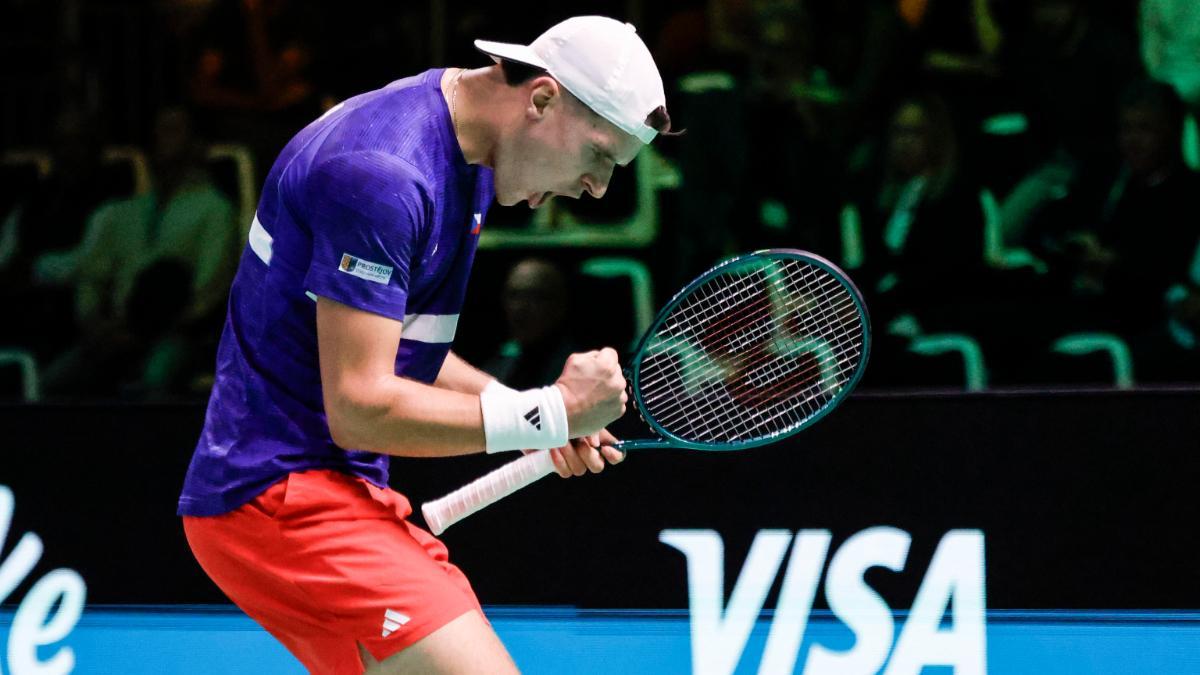 TENIS COPA DAVIS | Mensik impone la lógica y deja España al borde del KO