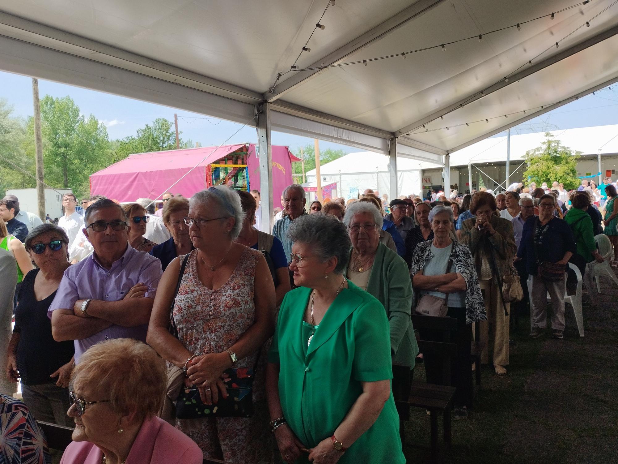 La misa solemne y procesión de la Virgen de la Cabeza en Meres, en imágenes