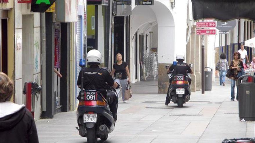 Agentes de la Policía Nacional motorizados por la calle Santa Eulalia.