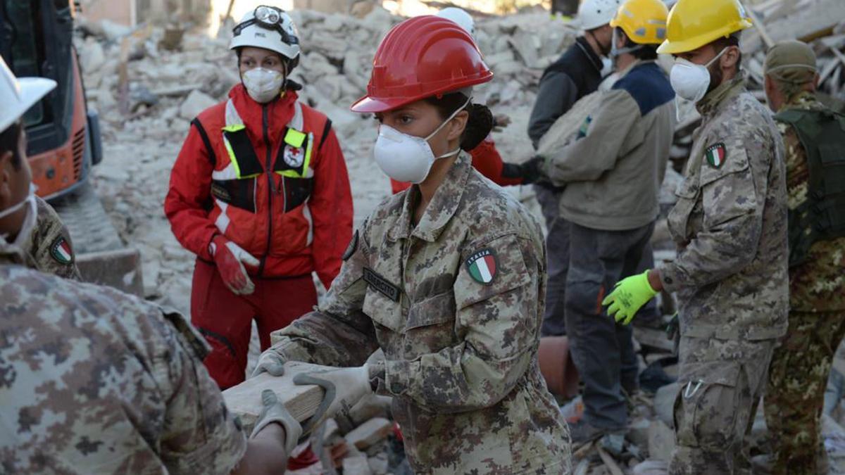 Operarios trabajan en los escombros del terremoto de Amatrice, en Italia