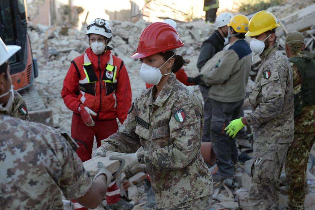 Operarios trabajan en los escombros del terremoto de Amatrice, en Italia