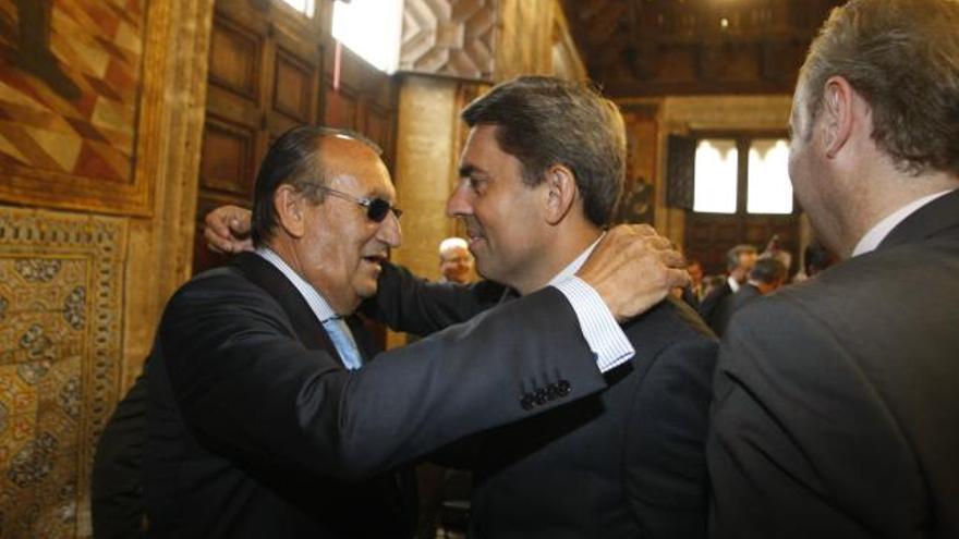Carlos Fabra saluda al exvicepresidente Vicente Rambla, ante la mirada de Alberto Fabra.