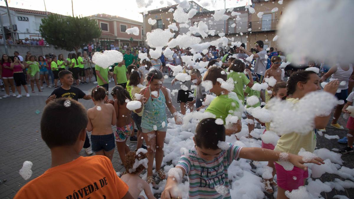 Los niños se divierten con la espuma durante las fiestas de La Bóveda en 2018