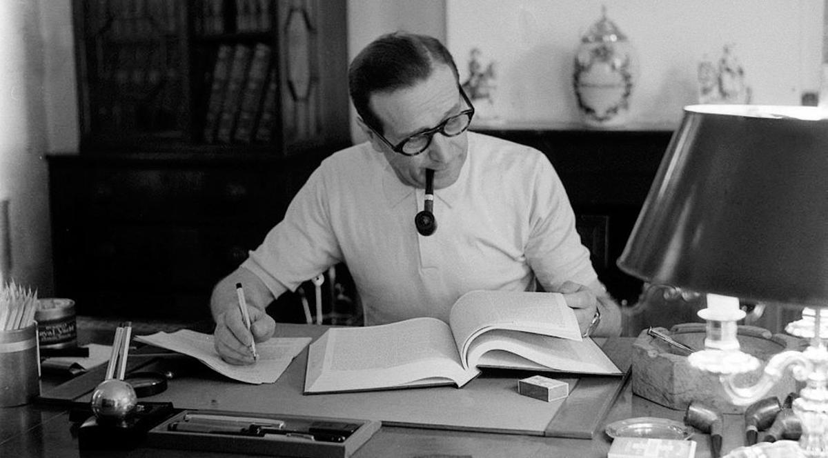 El prolífico Georges Simenon, en pleno proceso de escritura.