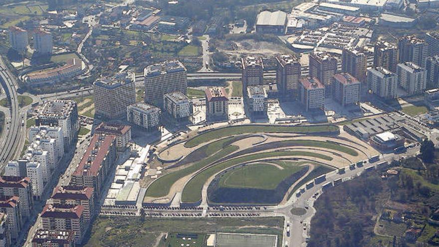 La primera línea de edificios desde la rotonda hacia San Andrés están afectados, al igual que parte del polígono industrial (al fondo).  // R. Grobas