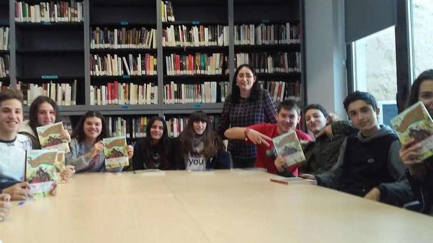 Alumnos durante una de las sesiones de lectura en la biblioteca de Villalpando.