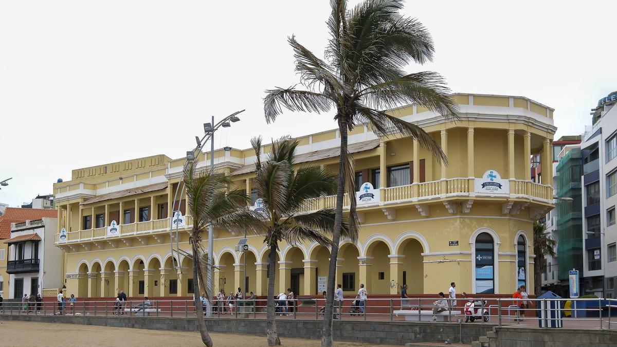 Fachada del Hospital San José, desde la playa de Las Canteras