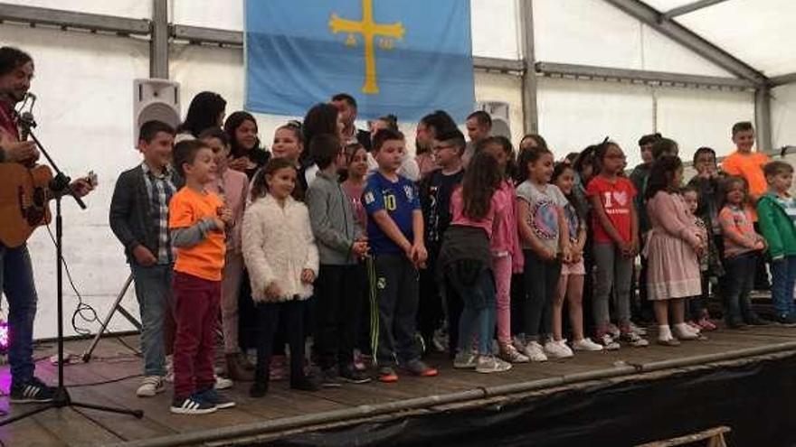 Los escolares de Rioturbio pregonan las fiestas de la parroquia