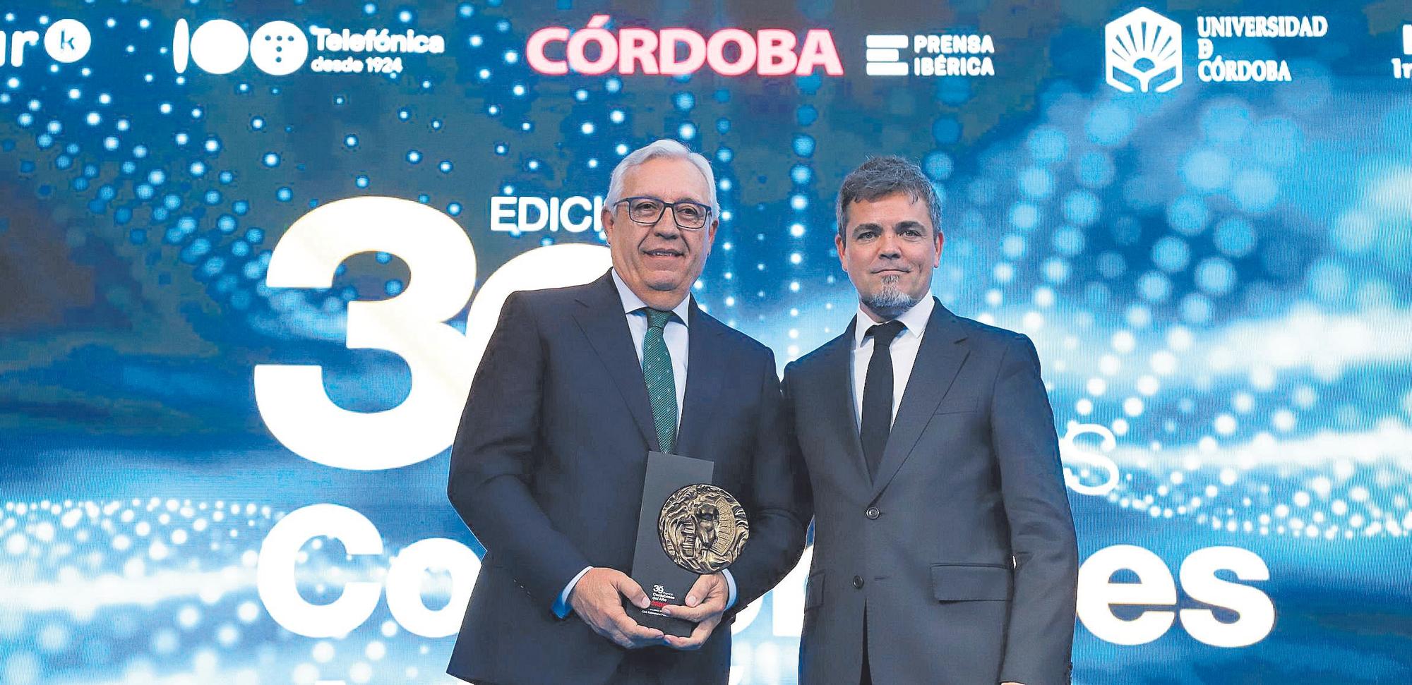 19.	El presidente del Ángel Ximénez, Mariano Jiménez, recogió el premio de manos del director de Diario CÓRDOBA, Rafael Romero.