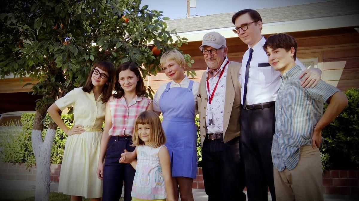 Steven Spielberg con el reparto de 'Los Fabelman', donde narra su infancia.